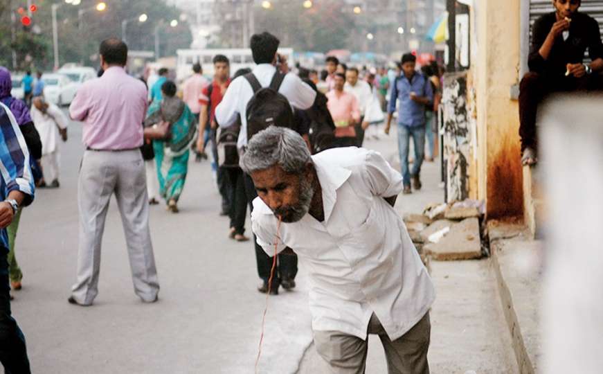 Indija se bori protiv odvratne navike pljuvanja na ulicama